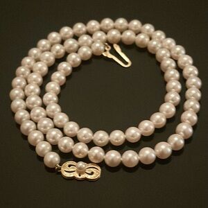 Mikimoto pearl necklace with 18k yellow gold clasp. 🎁 The perfect present 🎁